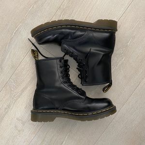 doc martens 1460 smooth leather lace up boots